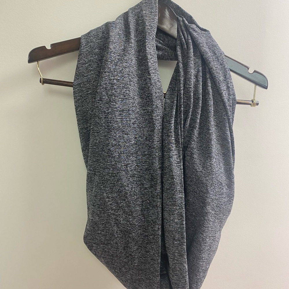 NWOT Cozy Lightweight Gray travel  Infinity Scarf